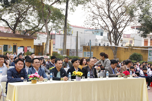 Câu lạc bộ Báo chí Bắc Giang tại Hà Nội trao tặng 237 suất quà tới các em học sinh trường Phổ thông Dân tộc Nội trú Yên Thế, Bắc Giang